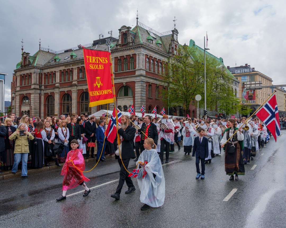 Deltakere og faner i prosesjonen – A7401169