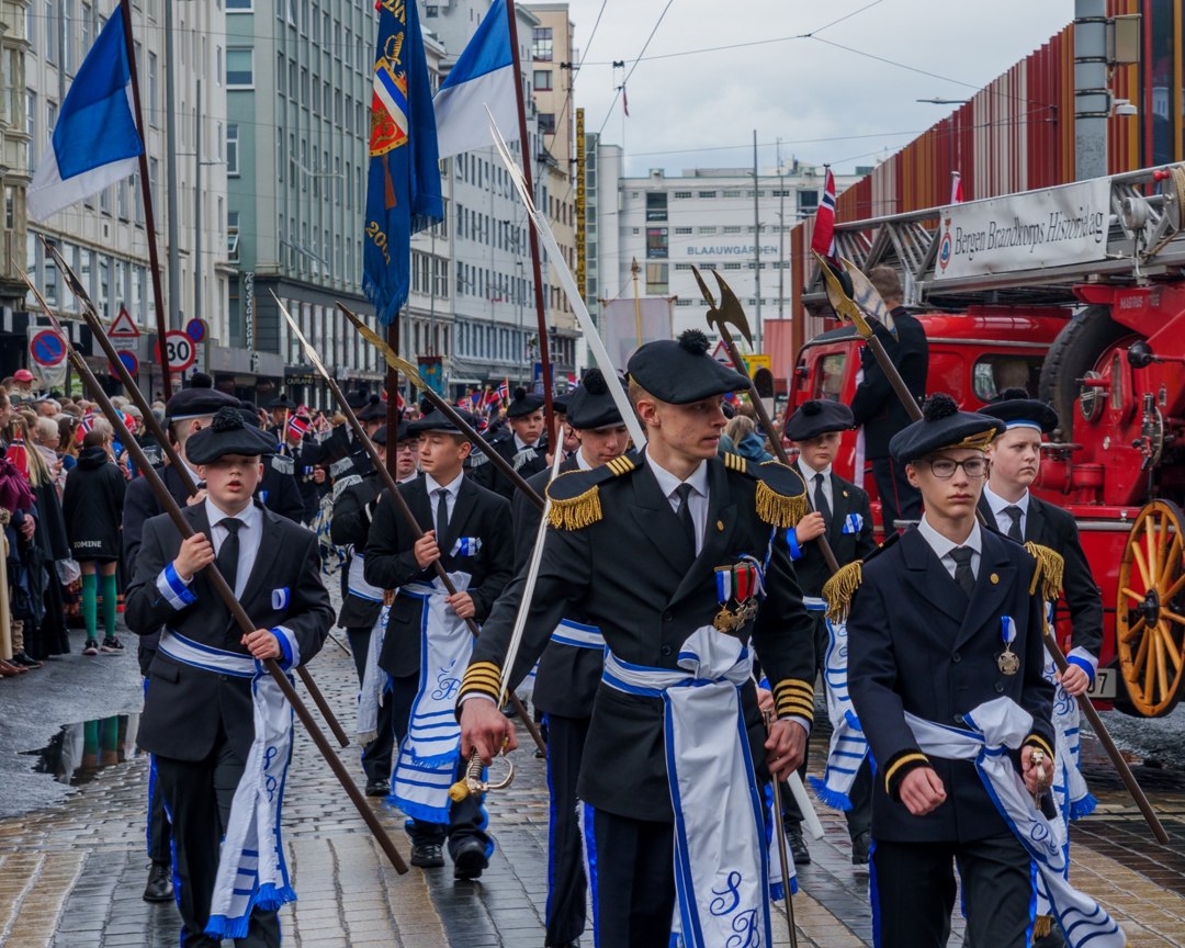 Korps og flaggbærere i prosesjonen – A7401177