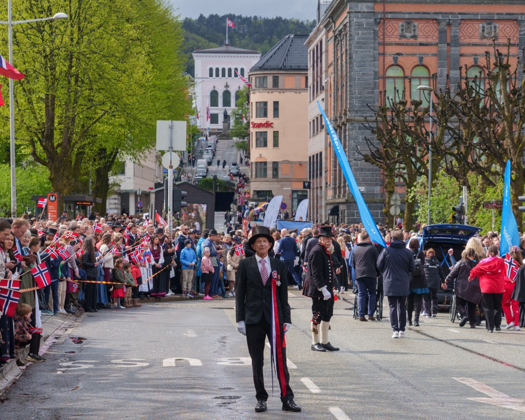 Korps og flaggbærere i prosesjonen – A7401228-2