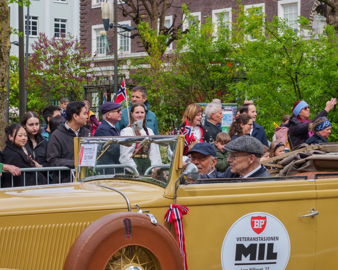 Veteranbiler og tilskuere i prosesjonen – A7401231