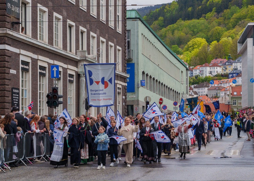 Deltakere og faner i prosesjonen – A7401240