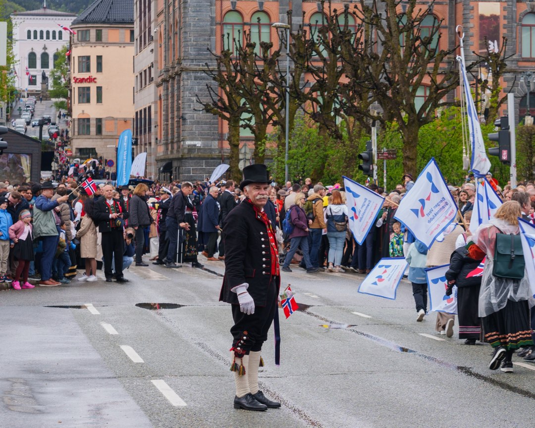 Uniformert deltaker foran publikum i prosesjonen – A7401247