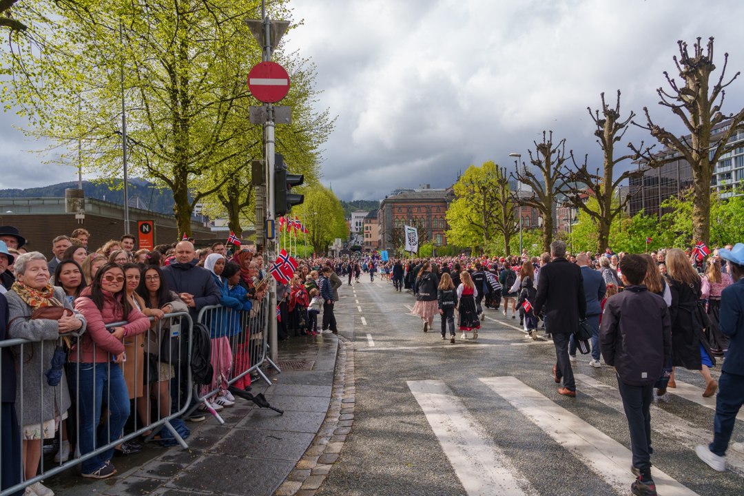 Publikum og deltakere i prosesjonen – A7401259