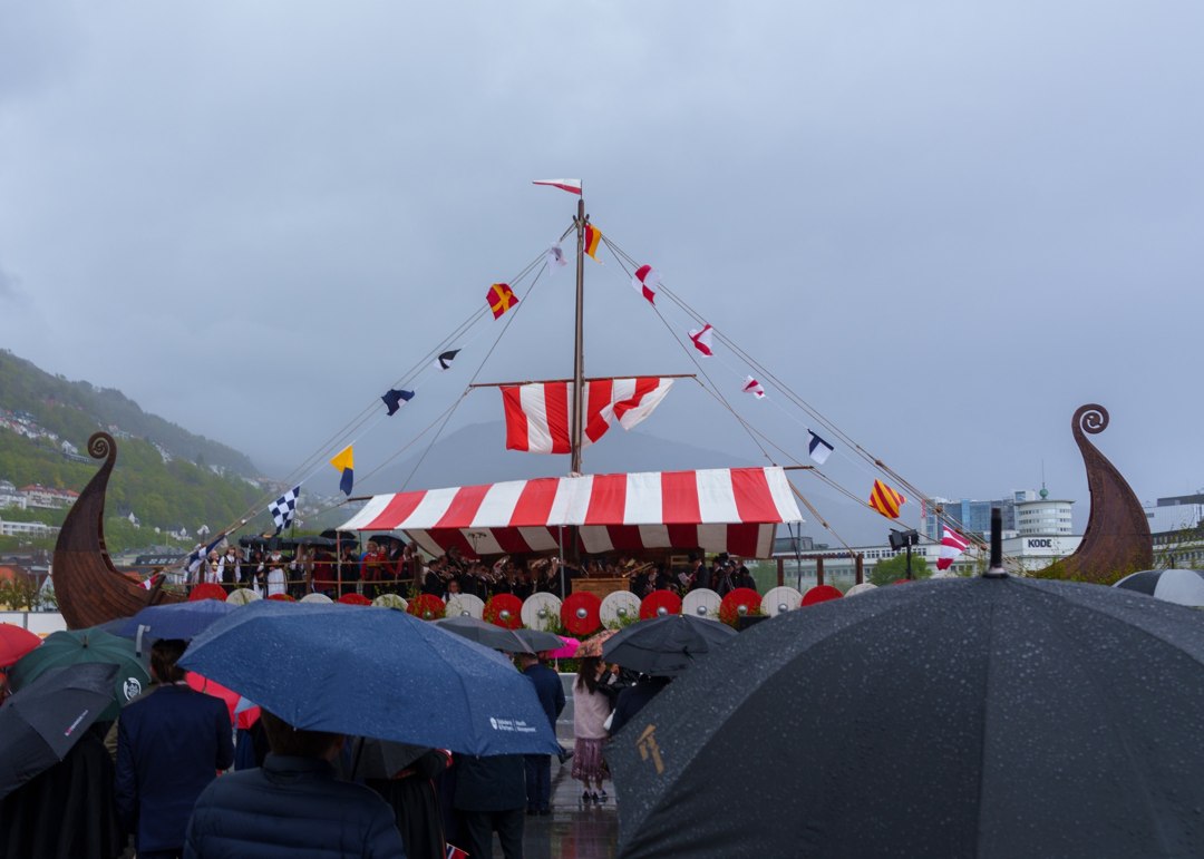 Publikum med paraplyer foran Vikingskipet – A7401260