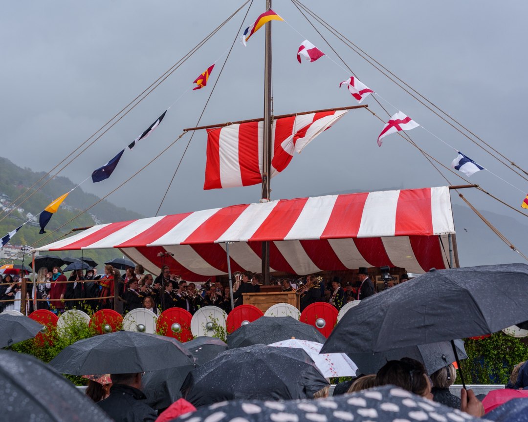Publikum med paraplyer foran Vikingskipet – A7401267