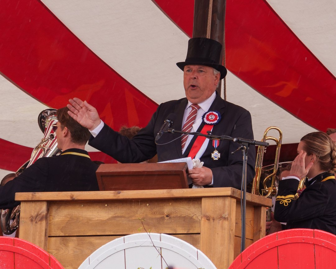 Taler ved talerstolen på Vikingskipet – A7401323
