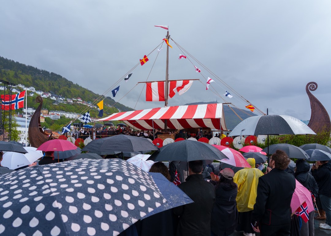 Publikum med paraplyer foran Vikingskipet – A7401351