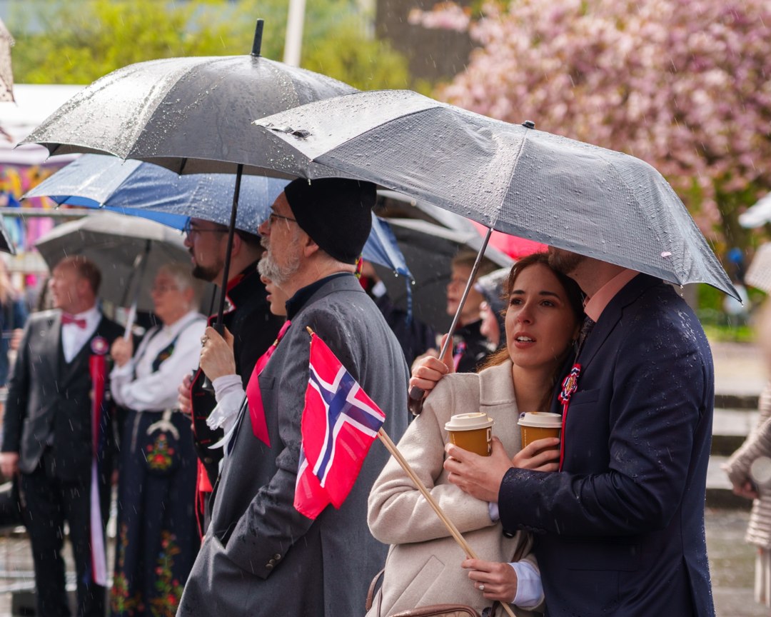Publikum og deltakere i prosesjonen – A7401356
