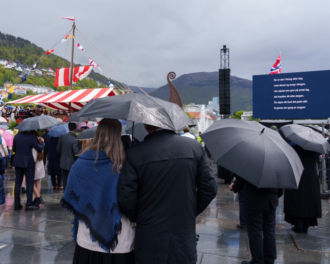 Publikum med paraplyer foran Vikingskipet – A7401364