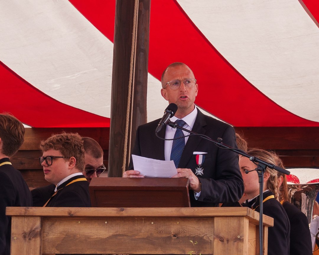 Taler ved talerstolen på Vikingskipet – A7401409