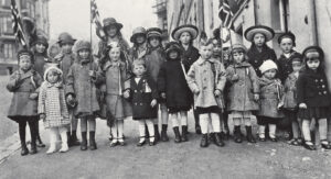 Festkledde barn på Møhlenpris i 1910