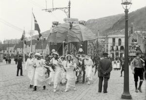 Kvinner i 17. mai-toget i Bergen i 1914