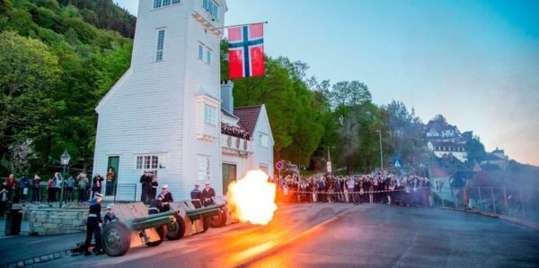 Kanoner avfyrer salutt ved Skansen brannstasjon