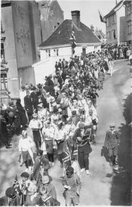 Et skolemusikkorps på vei ned Skansesvingene på 1930-tallet.