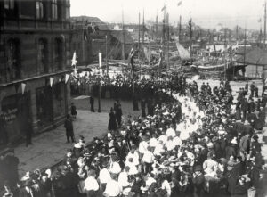 Buekorpsene deltok som regel i flaggtoget. Her marsjerer Laksevågs Buskyttere på Bryggesporden i 1898.