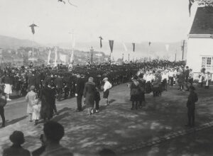 Skansen var fast møteplass for Flaggtoget i gamle dager. Her på 1930-tallet.