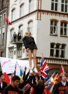 Cheerleaders er også blitt en del av Flaggtoget. Her spreke «duskedamer» fra Åsane Seahawks.   M. Aarekol. BT-arkivet. Hentet fra: B. A. Bagge: En velsignet søttendes. Bodoni forlag, Bergen, 2014.