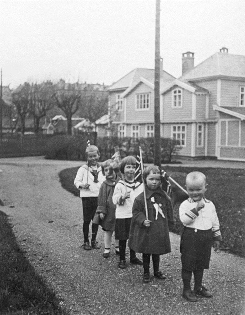 Den skal tidlig krøkes. Forventningsfulle barn klar for å gå i tog i riktig gamle dager.