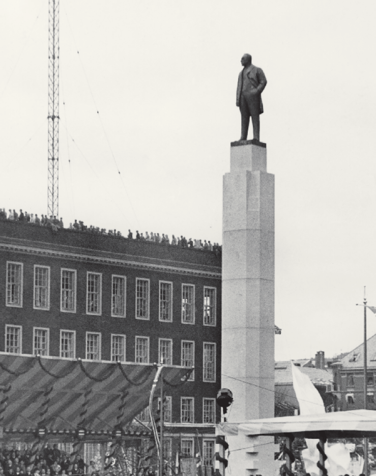 Tilskuere på bakken og byens tak under statueavdukningen i 1938