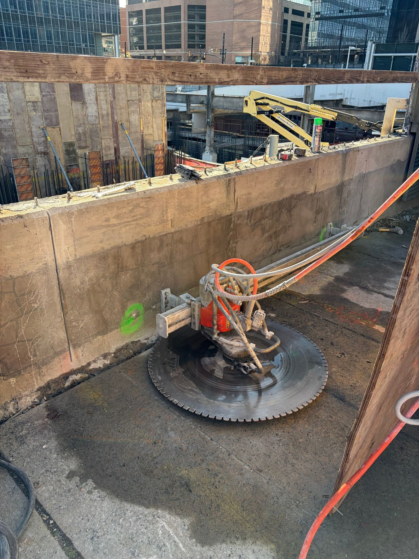 High-cycle electric wall saw cutting overhead