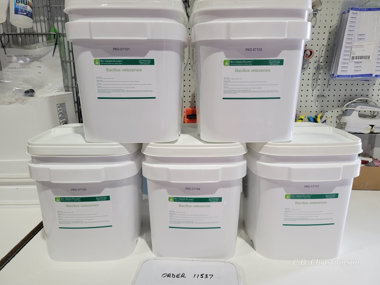 คำสั่งซื้อของลูกค้าก่อนจัดส่ง ที่โรงงานผลิตของ Applied Biotech Industries ในรัฐวิสคอนซิน สำหรับการผลิตจุลินทรีย์สูตรผสมตามสั่ง