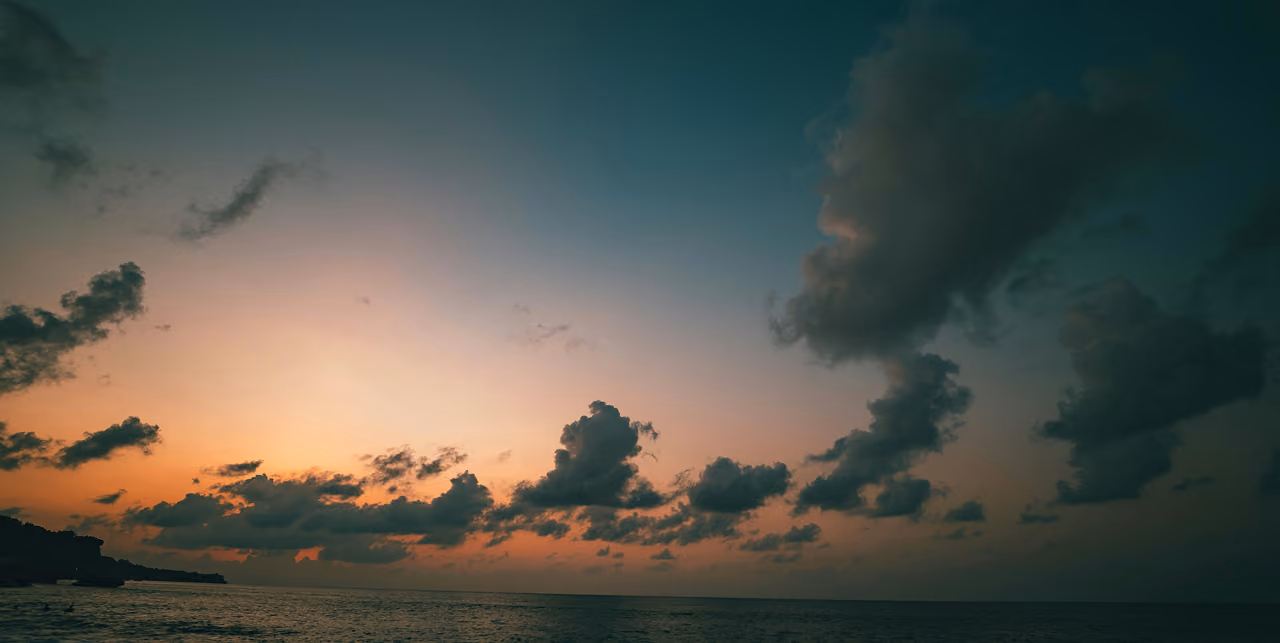 Ciel du soir aux teintes orangées et nuages au-dessus de l'horizon
