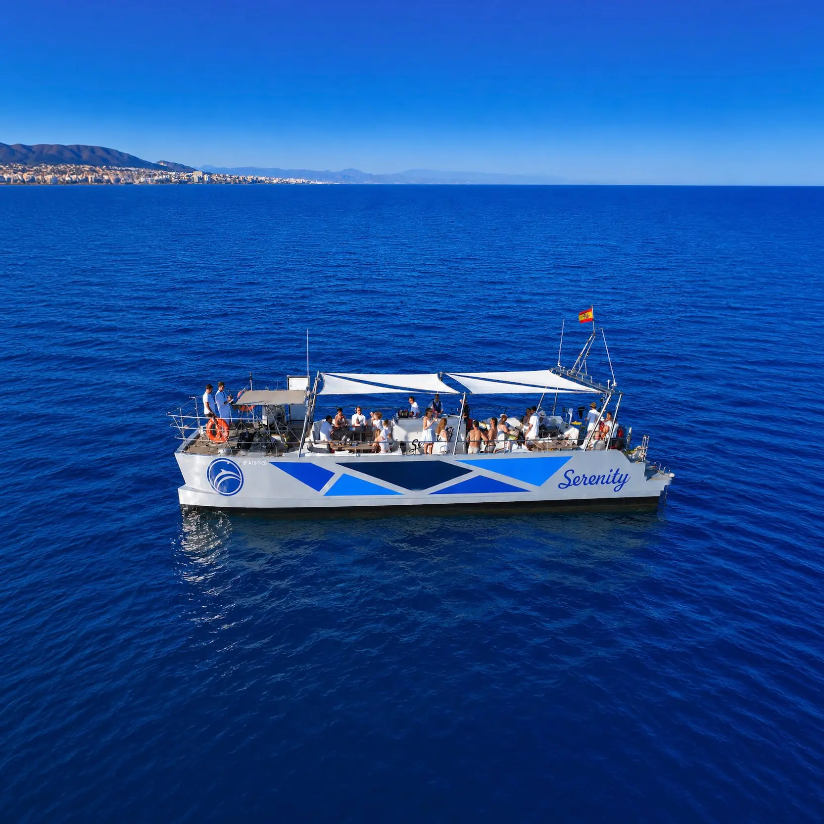 Catamarán Serenity navegando frente a Benalmádena