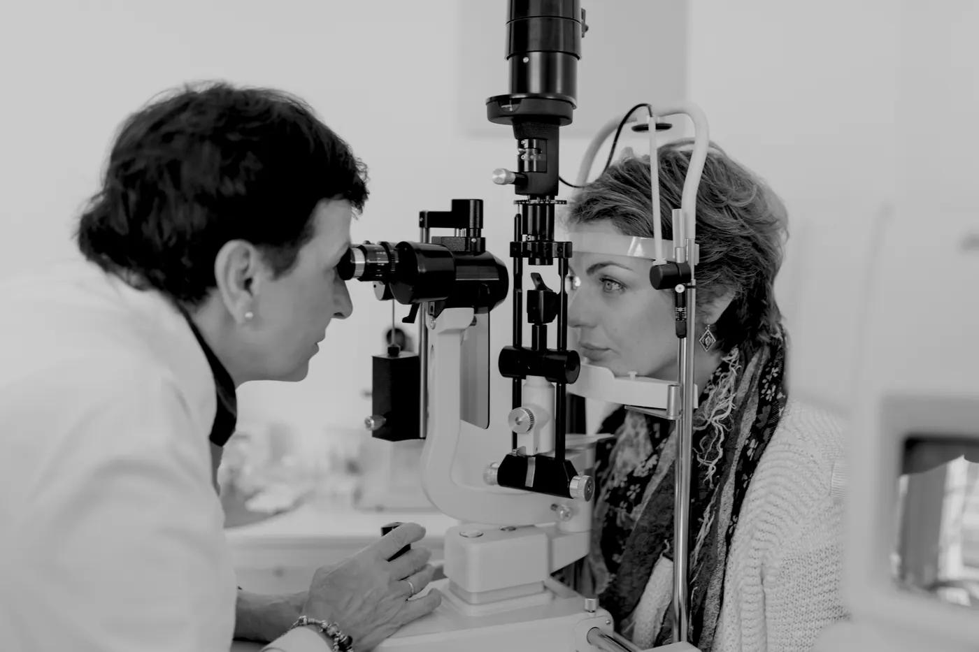 Optometric clinical examination with slit lamp