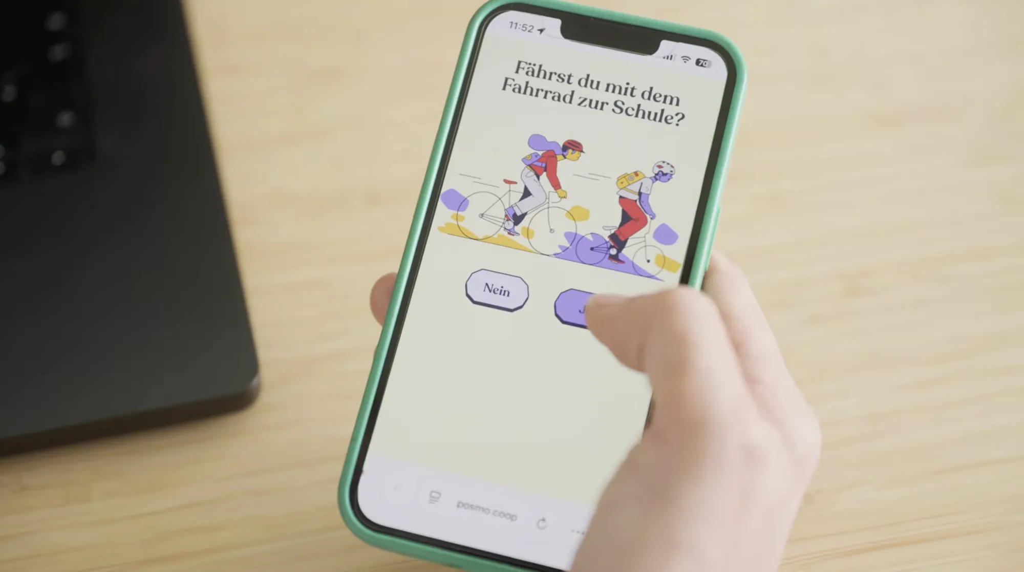 Hand hält ein Smartphone mit der Schul-App VelObserver