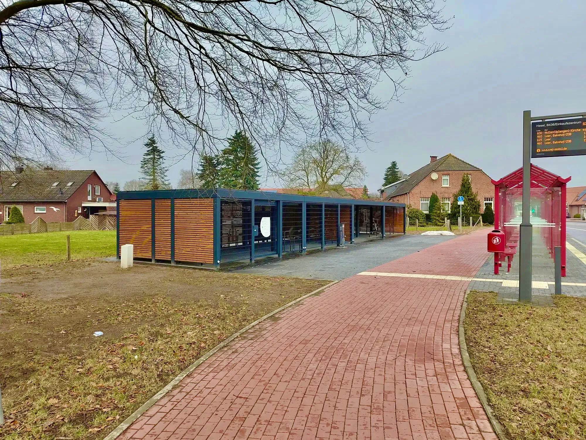 Bike-&-Ride-Anlage in Hesel mit überdachten Fahrradabstellplätzen direkt an einer Bushaltestelle