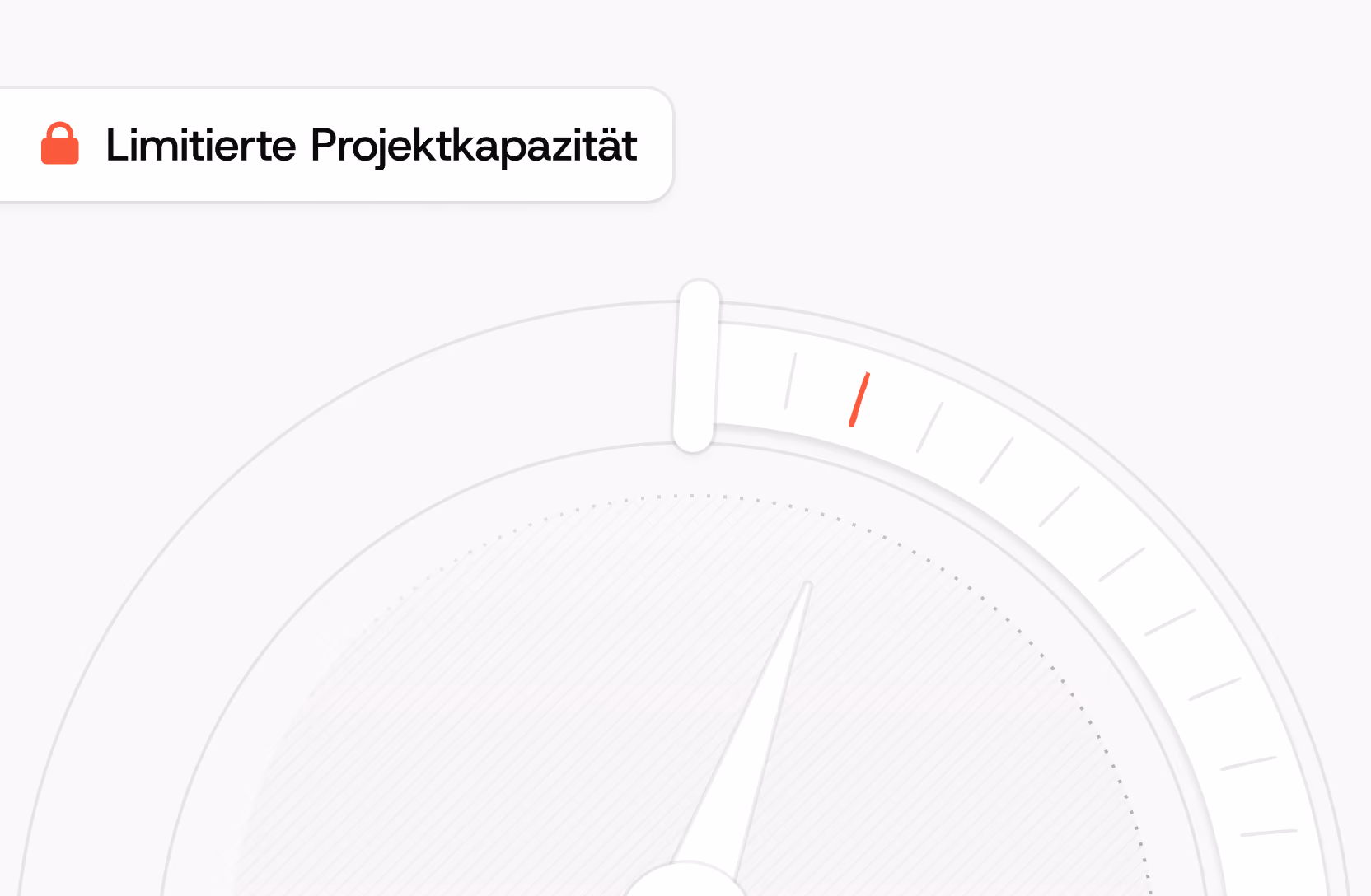 Eine Anzeige oder ein Zifferblatt mit einem Zeiger, der leicht rechts von der Mitte steht, und einem Anzeigebalken oben rechts, dazu eine Beschriftung mit einem Schloss-Symbol und dem Text „Begrenzte Projektkapazität“ auf Deutsch.