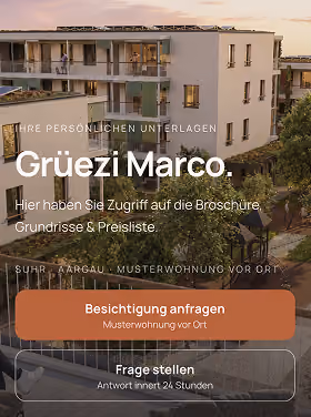 Modernes Wohngebäude mit Balkonen bei Sonnenuntergang, teilweise beleuchteten Fenstern und Grünflächen im Vordergrund, überlagert von einem deutschen Text, der Marco begrüßt und Zugang zu Broschüren, Grundrissen und Preislisten bietet sowie die Möglichkeit, eine Besichtigung zu vereinbaren oder Fragen zu stellen.