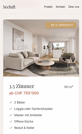 Modernes Wohnzimmer mit beigem Sofa, rundem Couchtisch aus Holz, Sessel, Teppich und offener Küche im Hintergrund – Teil eines Immobilienangebots für eine 3,5-Zimmer-Wohnung mit 101 m² Wohnfläche ab 755.000 CHF, deren Ausstattung unter anderem 2 Badezimmer, eine Loggia oder eine Sitzecke im Garten, ein Hauptschlafzimmer mit Ankleidezimmer, eine offene Küche sowie Abstell- und Kellerräume umfasst; gekennzeichnet als zu 60 % verkauft.