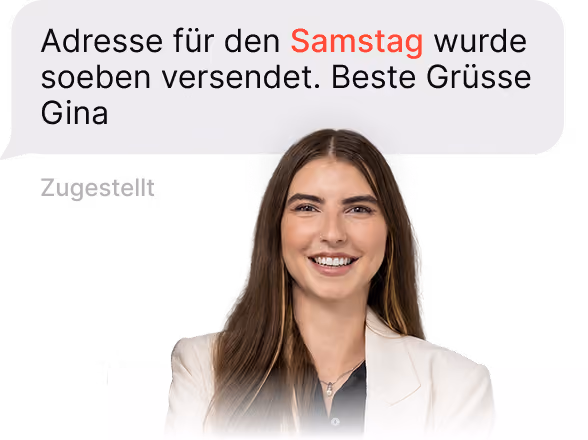 Lächelnde Frau mit langen braunen Haaren, die einen weißen Blazer trägt, unter einer Sprechblase, in der steht: „Die Adresse für Samstag wurde gerade verschickt“, unterschrieben mit „Gina“.