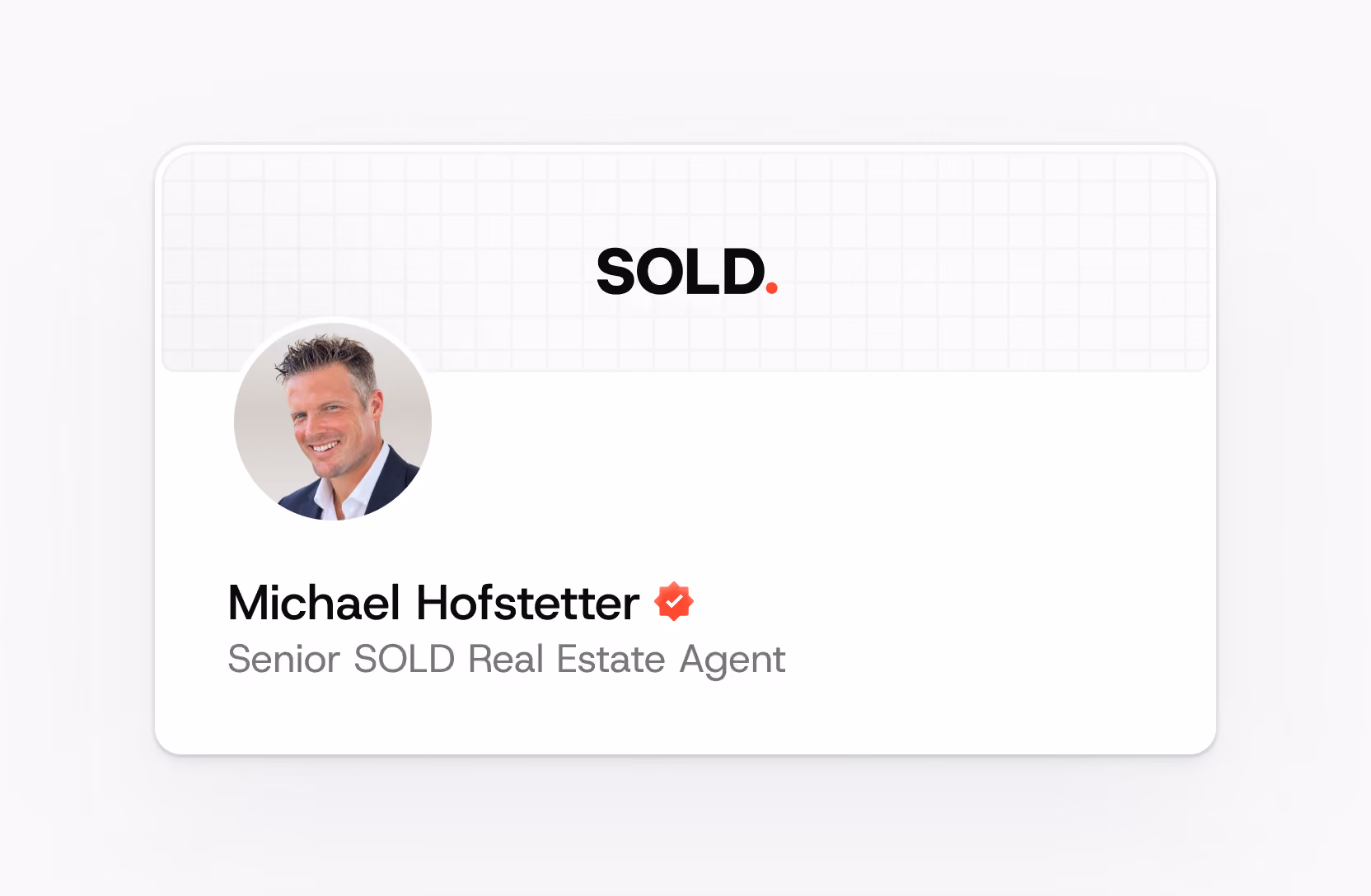 Visitenkarte mit dem Foto eines lächelnden Mannes mit kurzen Haaren, der eine dunkle Jacke und ein weißes Hemd trägt. Sein Name lautet Michael Hofstetter, Senior-Immobilienmakler (VERKAUFT), neben dem Namen befindet sich ein rotes Verifizierungshäkchen und das Wort „VERKAUFT“ ist in fetten schwarzen Buchstaben mit einem roten Punkt darüber geschrieben.