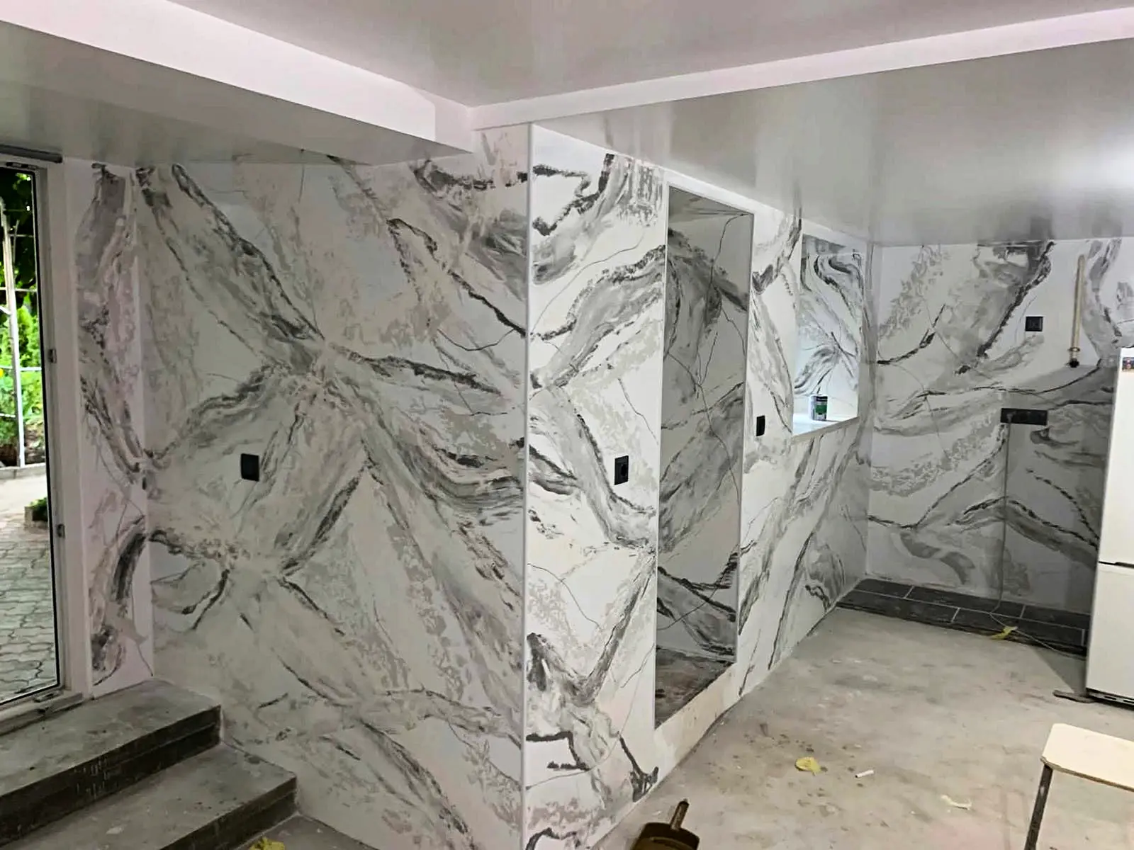 Decorative marble-effect wall finish during installation