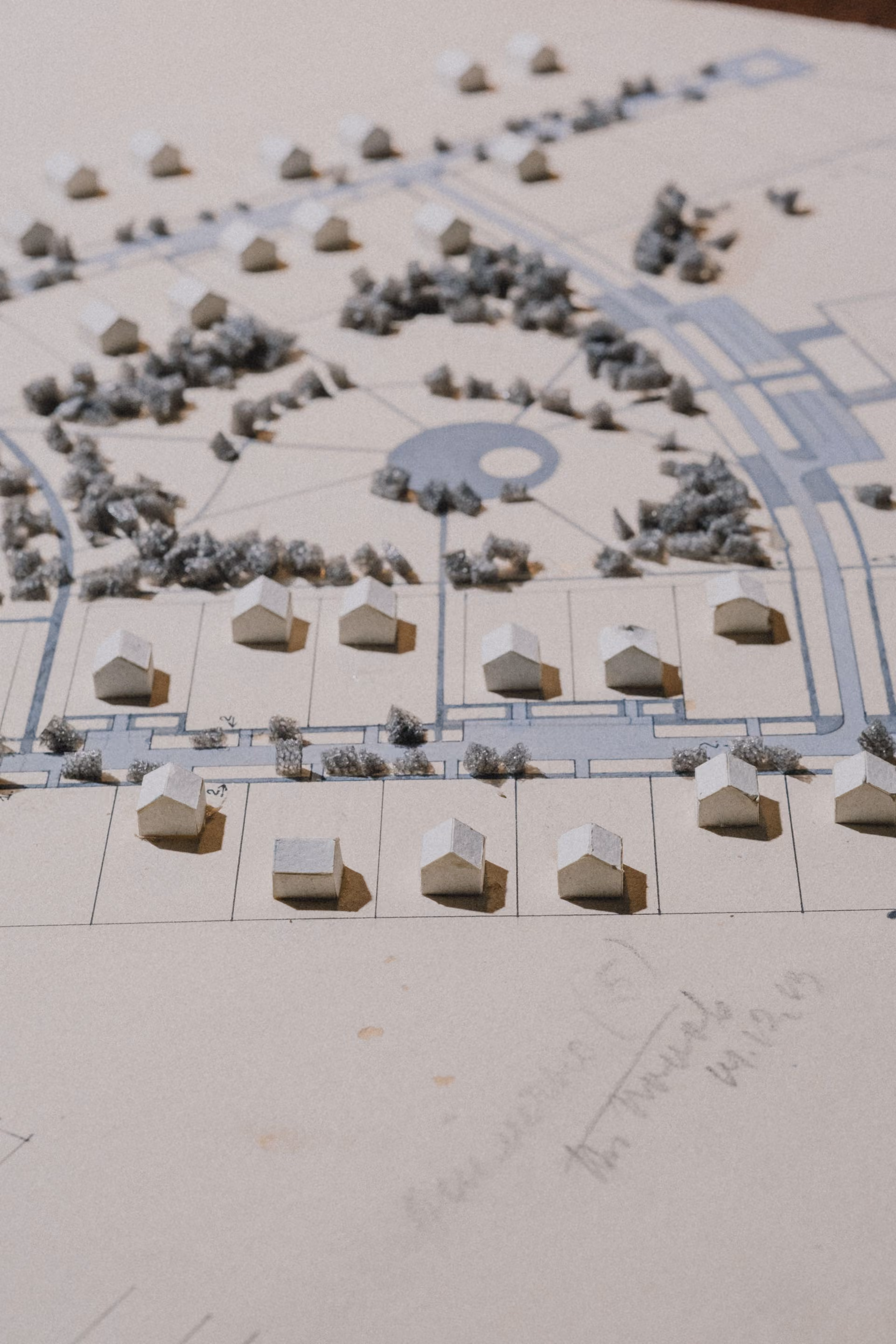 Plan masse d'un projet d'aménagement avec de petits arbres en maquette, vu du dessus sur fond blanc
