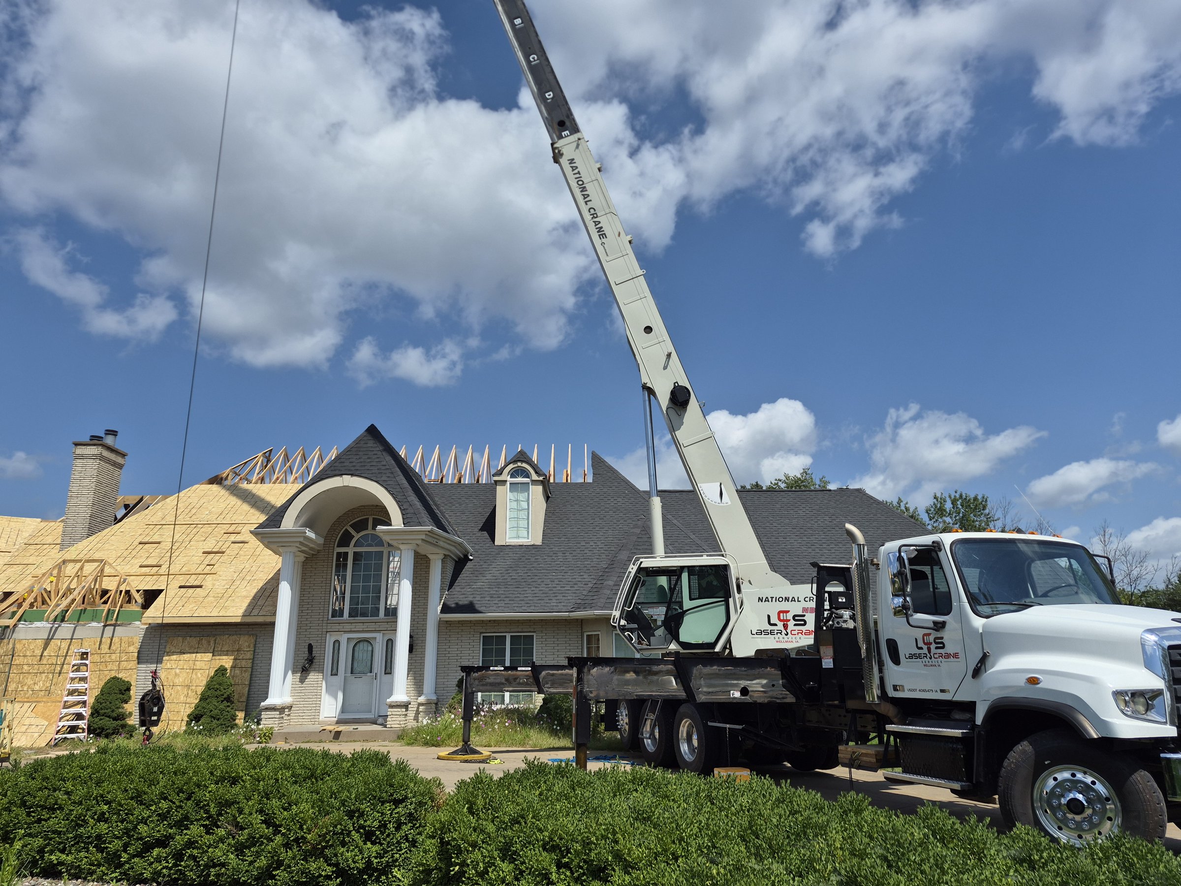 Roofing materials rooftop lift
