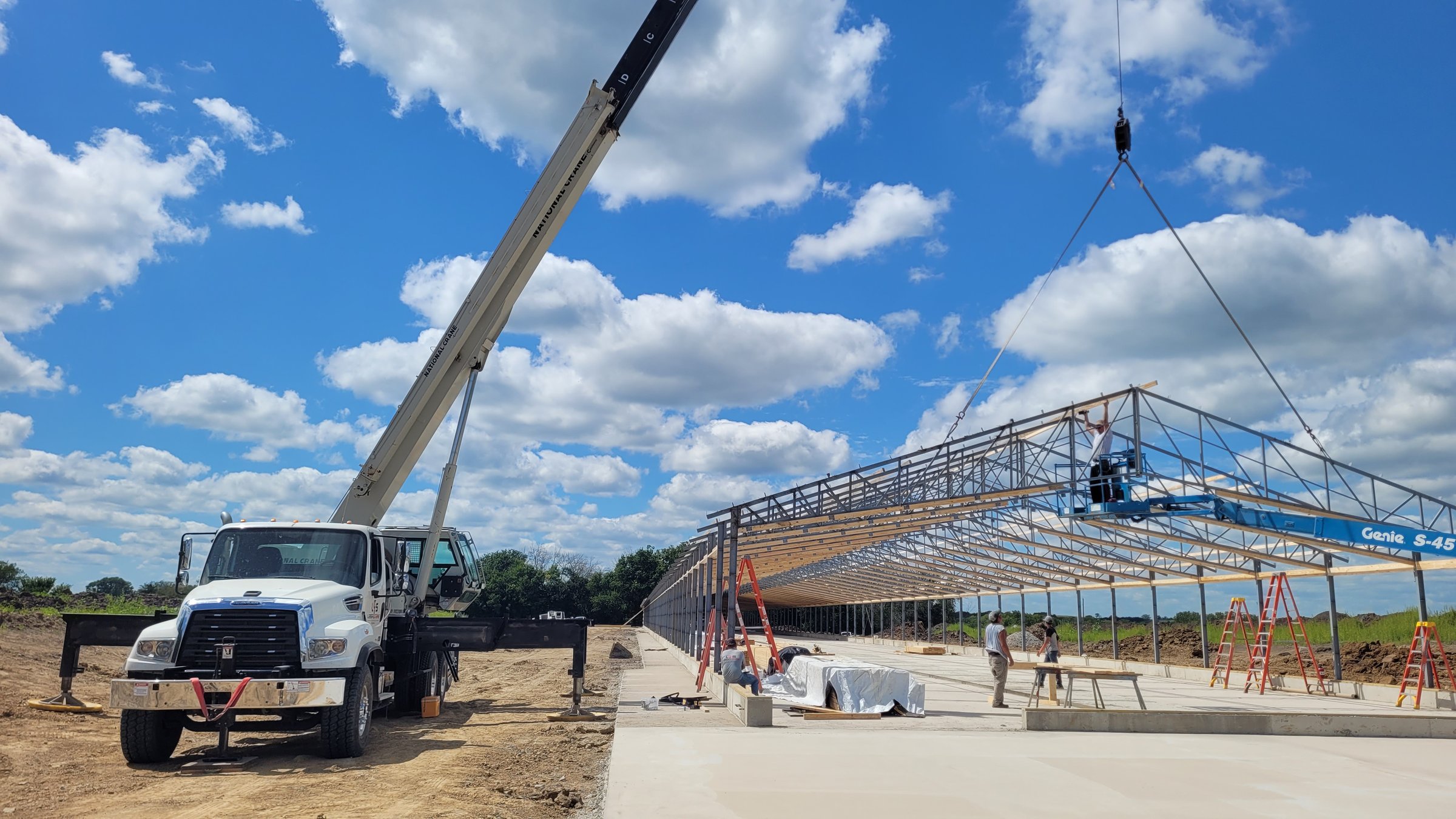 Steel erection with two cranes