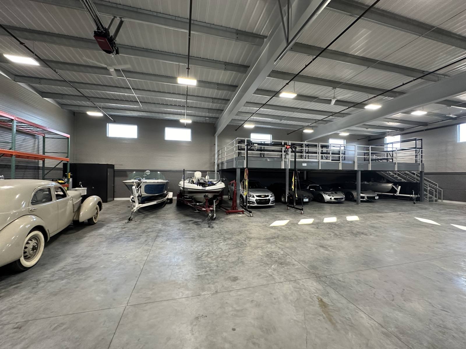 Combined unit with boats, classic cars and a mezzanine
