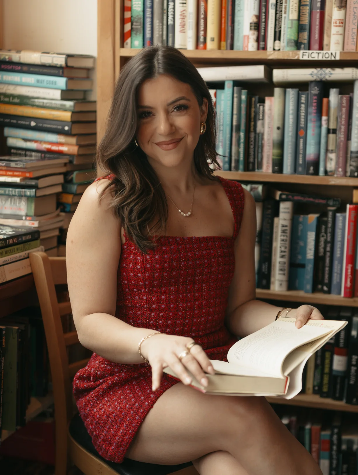 Giulia Guerrieri reading in front of a bookshelf
