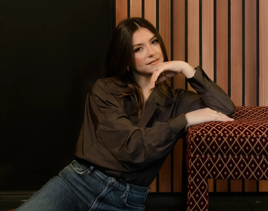 Giulia Guerrieri leaning on a red patterned bench