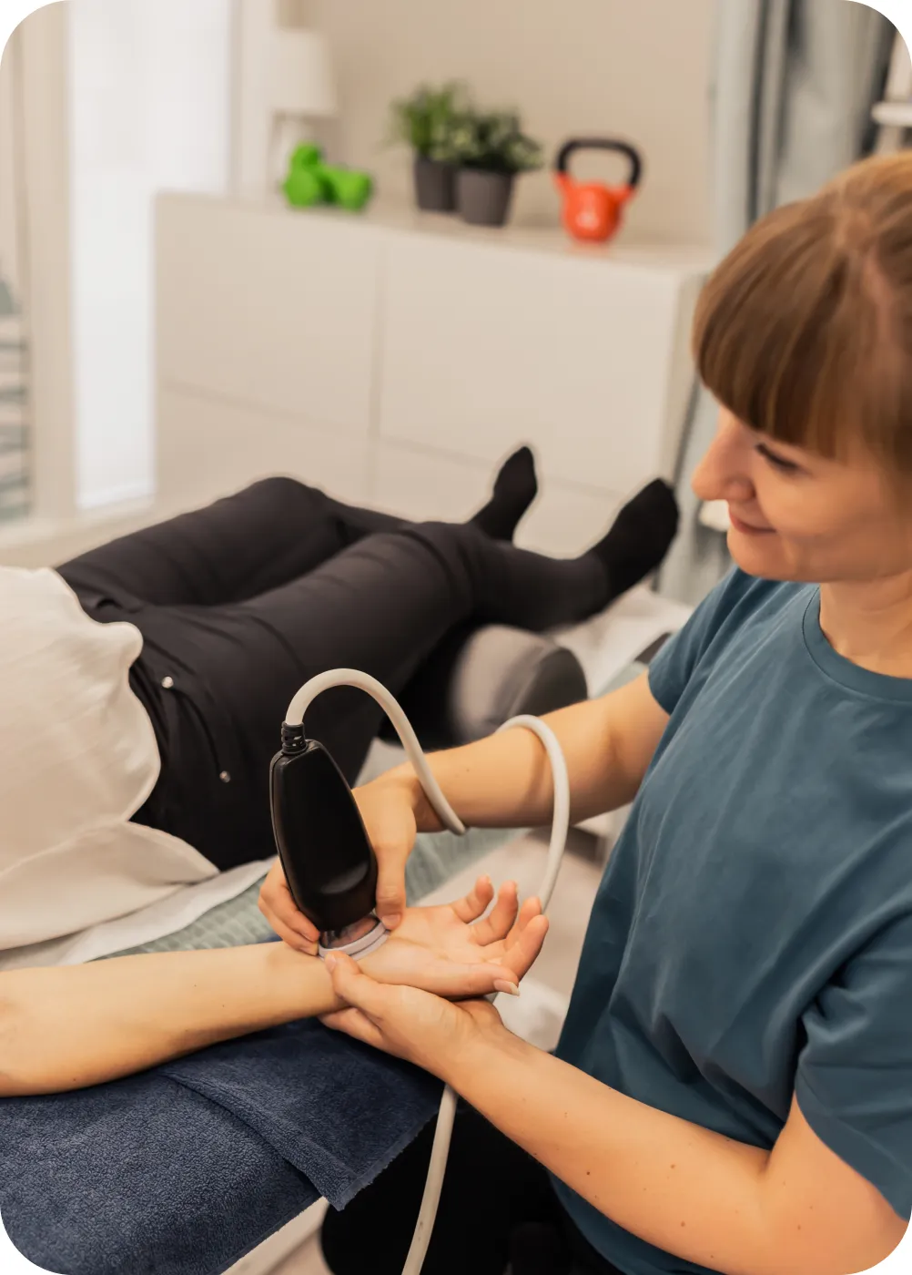 Fysioterapeutti hoitaa asiakasta LymphaTouch-laitteella