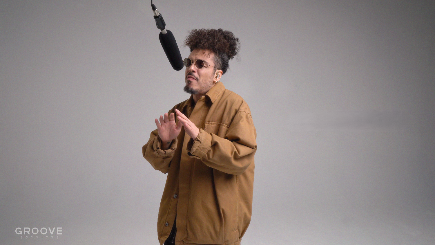 Davide Shorty performing Fuorigioco live on GROOVE Sessions, video still 2