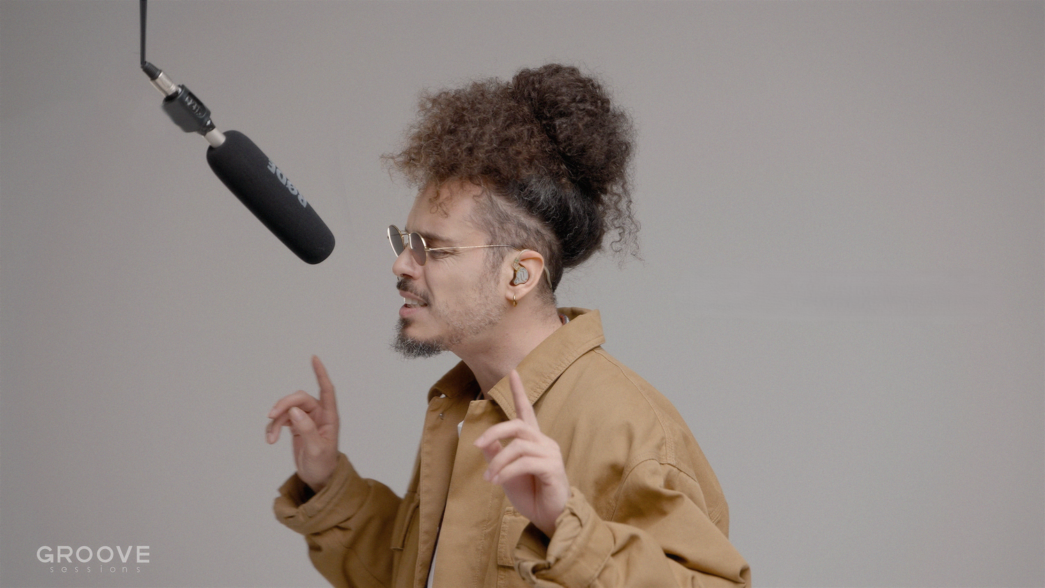 Davide Shorty performing Fuorigioco live on GROOVE Sessions, video still 3