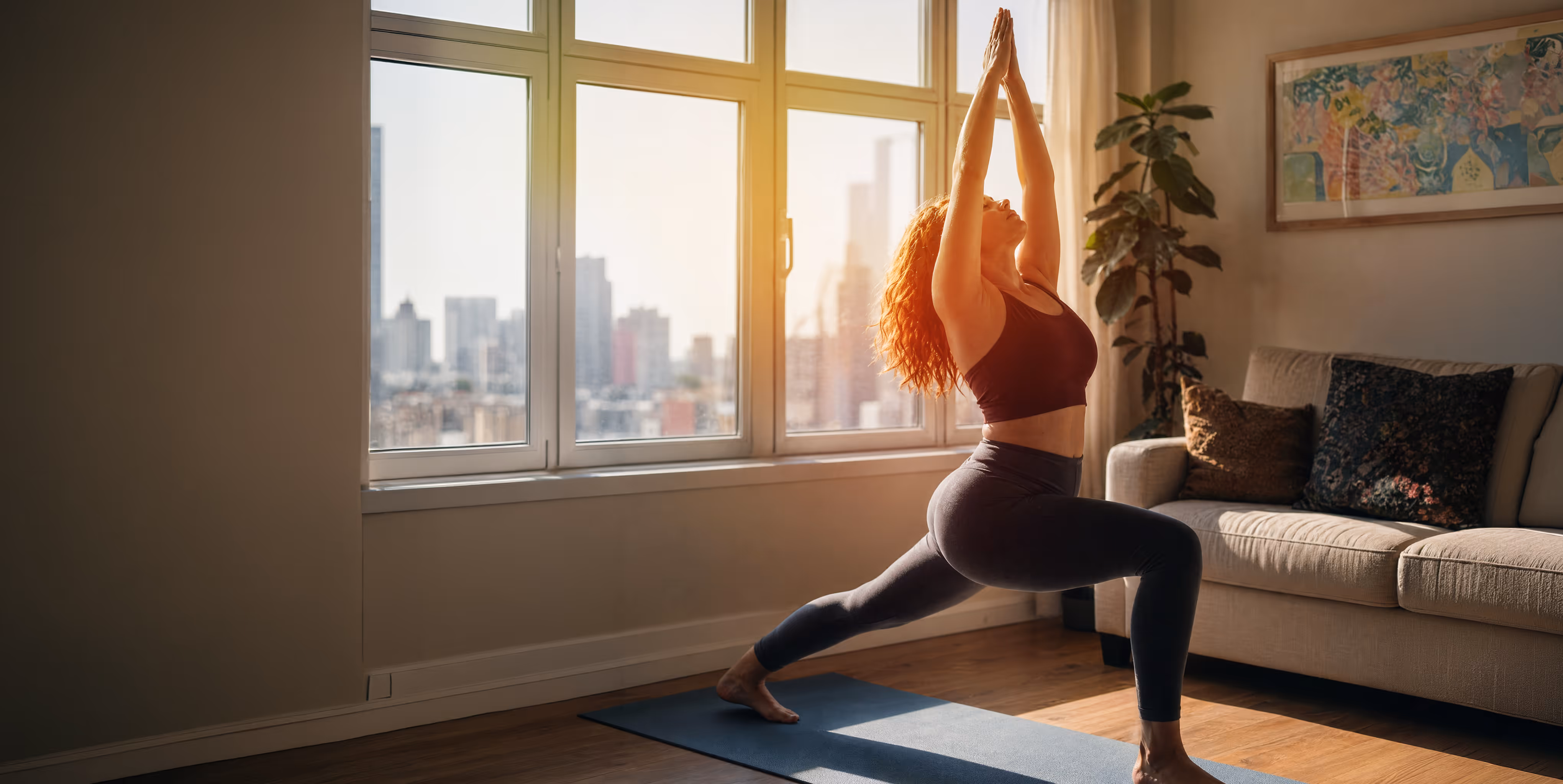 Vrouw doet een yogaoefening in haar woonkamer