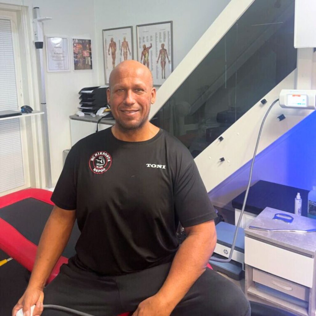 Sports massage therapist Toni Vuolukka with the LymphaTouch device