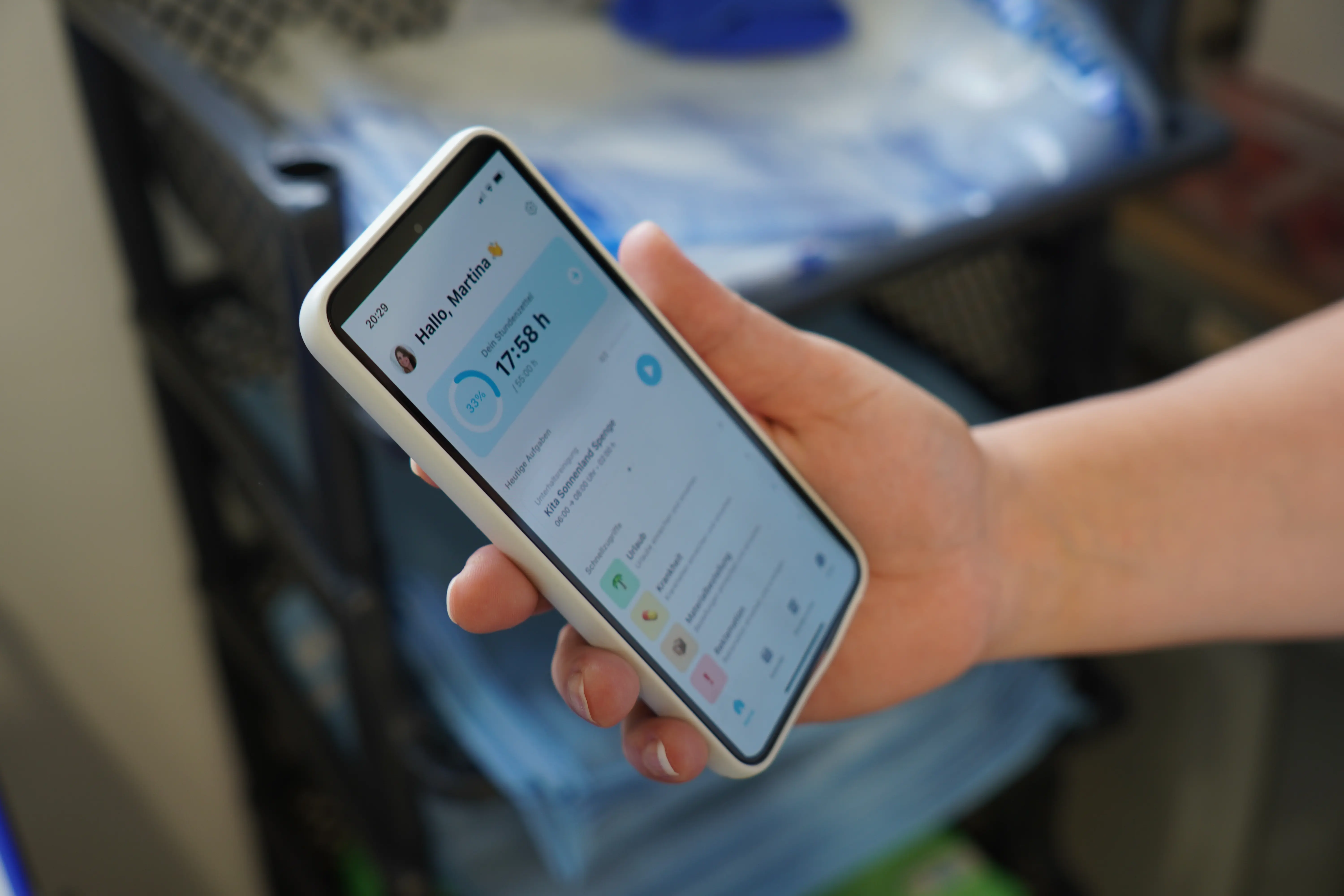 Reinigungskraft betrachtet Ihren Stundenzettel in der PlanD App