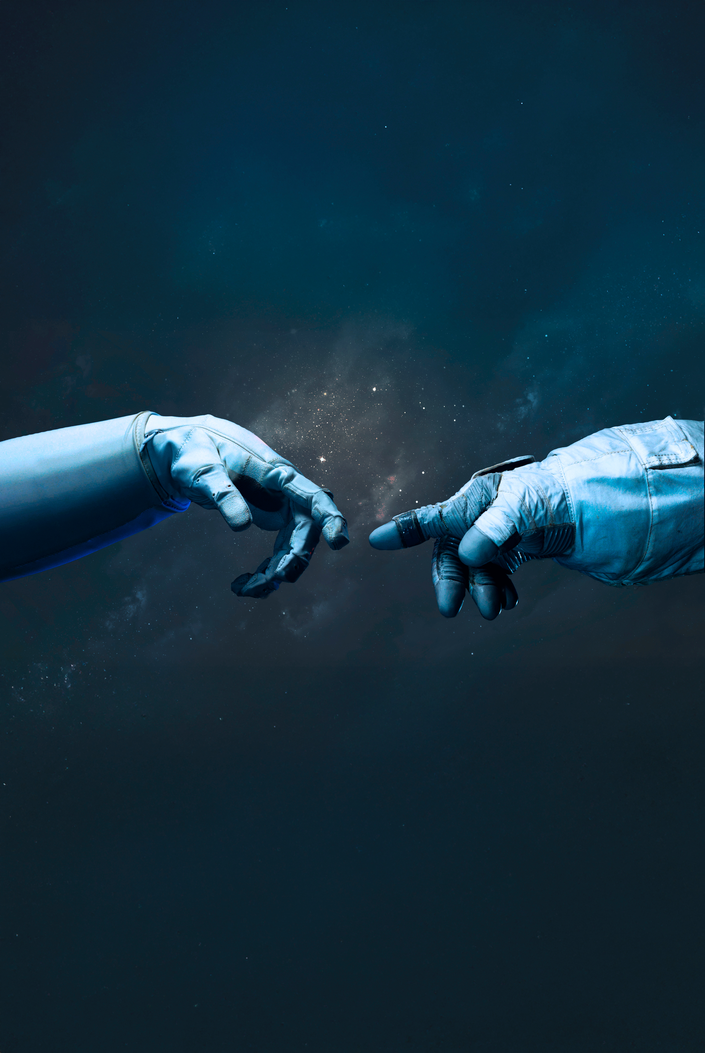 Deux astronautes se touchant la main dans l'espace