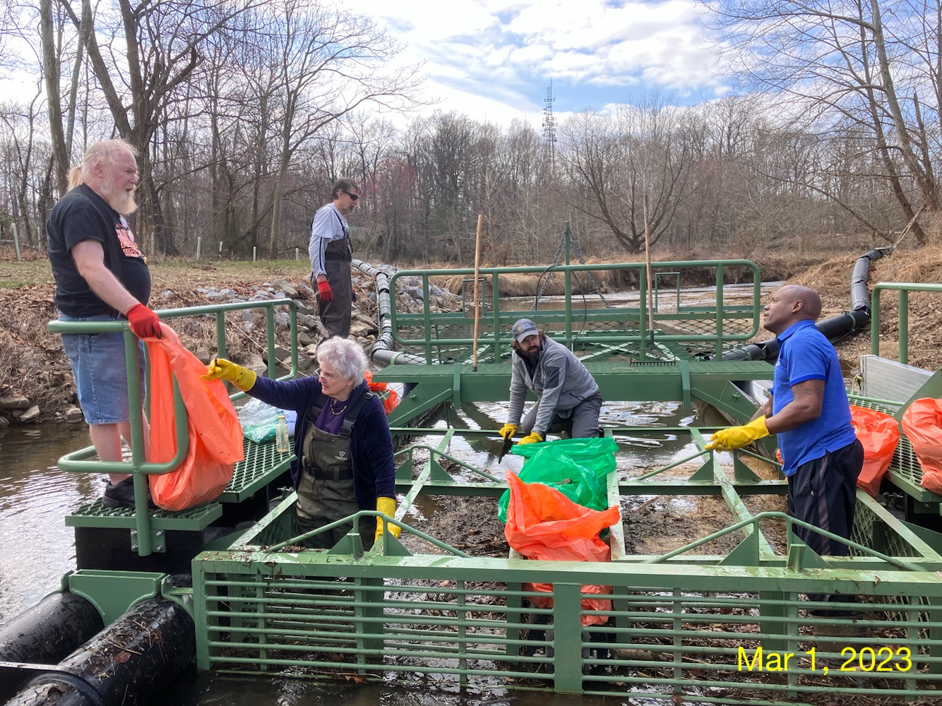UGA students work to clear trash from Oconee River